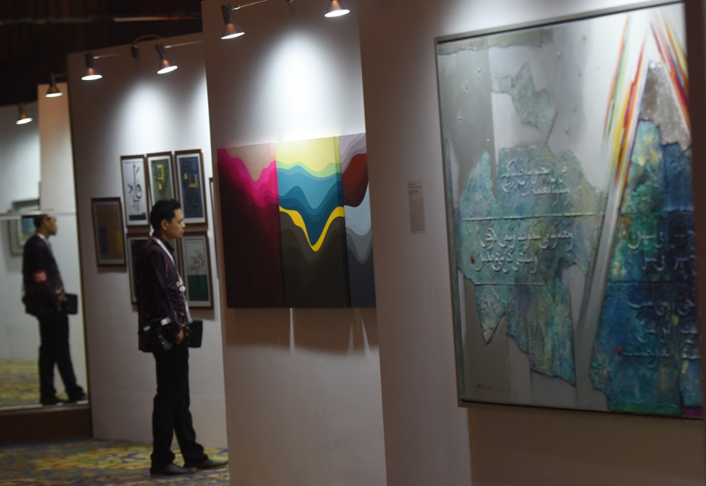 Pengunjung menikmati karya lukisan dan foto di Moca Fest World Islamic Economic Forum (WIEF) ke-12 di Jakarta, Rabu (3/8). KEMENKEU-WIEF/Prasetyo Utomo/16.