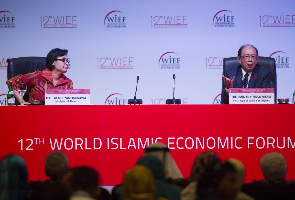 Menteri Keuangan Sri Mulyani Indrawati (kiri) bersama Chairman WIEF Foundation Tun Musa Hitam (kanan) saat konferensi pers penutupan World Islamic Economic Forum (WIEF) Ke-12 di Jakarta, Kamis (4/8). KEMENKEU-WIEF/Prasetyo Utomo/16.