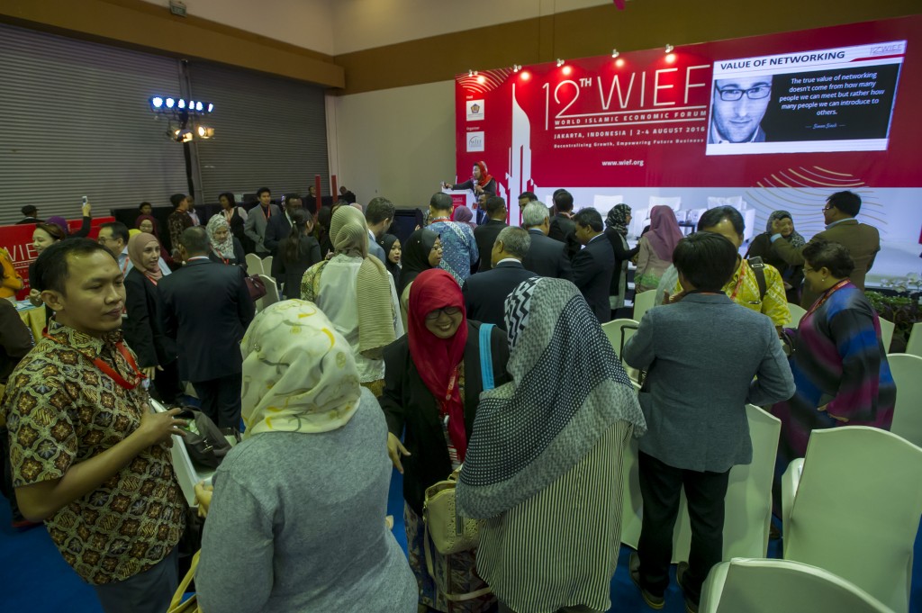 Sejumlah peserta mengikuti sesi Ideapad dan Business Exchange di ruang pameran World Islamic Economic Forum (WIEF) ke-12 di Jakarta Convention Center, Jakarta, Rabu (3/8). WIEF ke-12 berlangsung dari 2-4 Agustus 2016. KEMENKEU - WIEF/Widodo S. Jusuf/16.