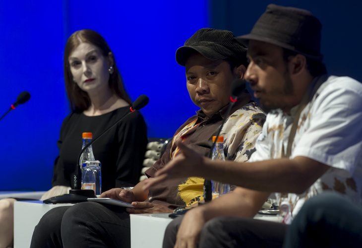 Penulis dan Sutradara dari Indonesia, Ismail Basbeth (kanan), Produser Film dari Indonesia, Daniel Rudi Heryanto (tengah) dan Penulis dari Belanda Katinka van Heeren (kiri) menjadi pembicara dalam sesi Diskusi Panel Moca Fest dalam World Islamic Economic Forum (WIEF) Ke-12 di Jakarta Convention Centre (JCC), Jakarta, Kamis (4/8). Diskusi tersebut membahas soal Film tentang Islam dan Tantangan Ideologi. KEMENKEU - WIEF/Widodo S. Jusuf/16.